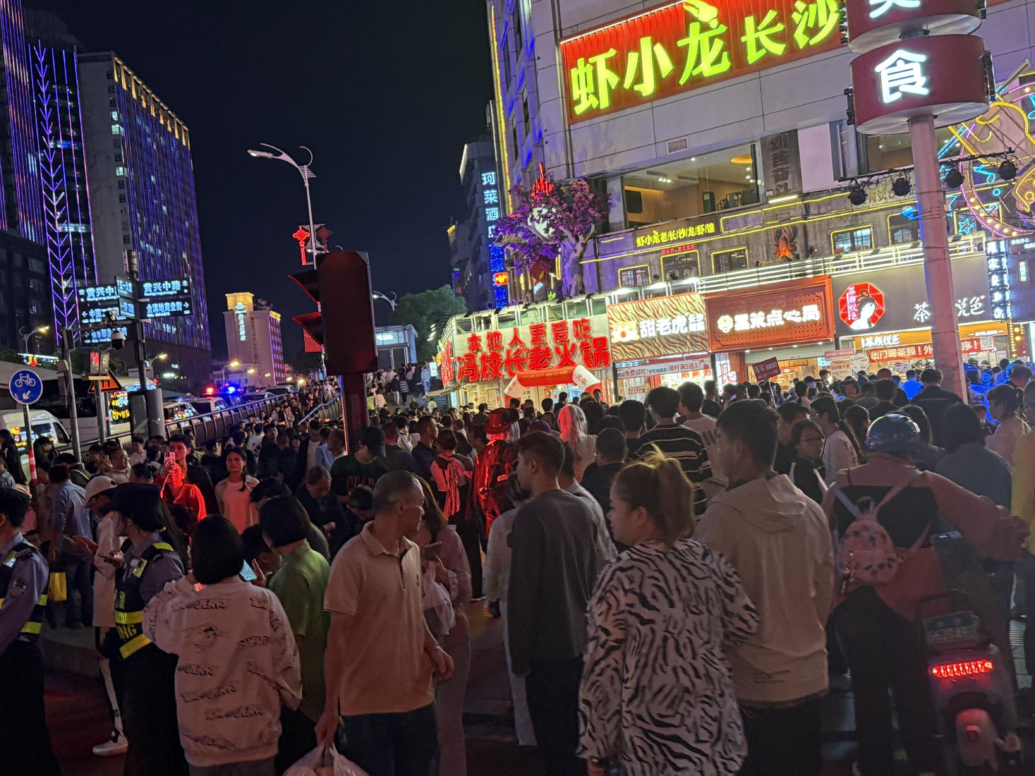 国庆首日各大景区立即开启人海模式：博物馆门票售罄，长线游爆火，阿坝州成黑马